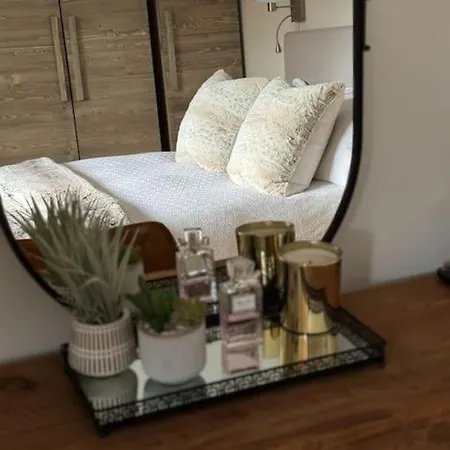 Апартаменты 4 Bedroom With Access Ле-Гет